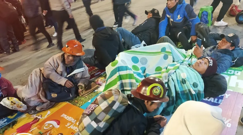 Mineros la anoche del miércoles en el centro de La Paz. Foto: Radio Fedecomin