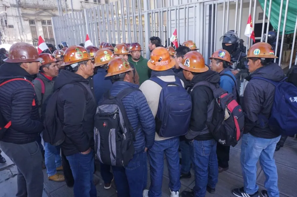 Mineros ingresan a la reunión con el Gobierno. Foto: APG