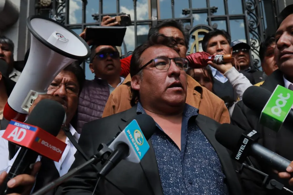  El secretario ejecutivo de la Federación de Choferes Urbanos de La Paz Chuquiago Marka, Santos Escalante, anuncia el desacato a la Ley promulgada por el Concejo Municipal que revierte el alza de tarifas. Foto: APG