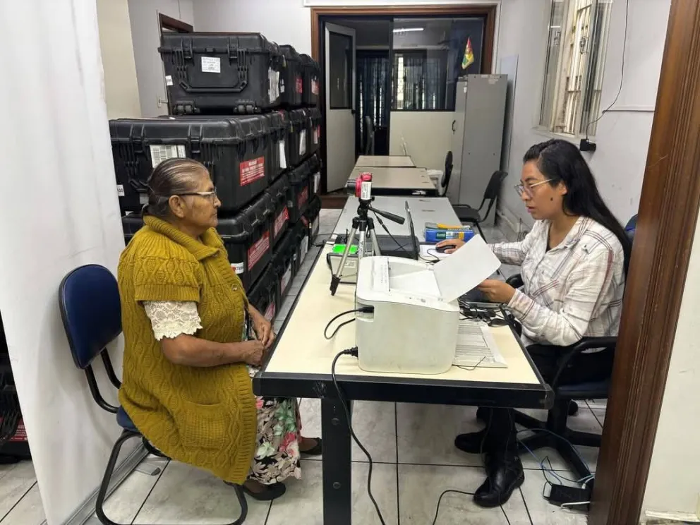 Personal del TSE, en São Paulo, Brasil, donde también existe una gran demanda para empadronarse. Foto: Libertad Ayni Positiva