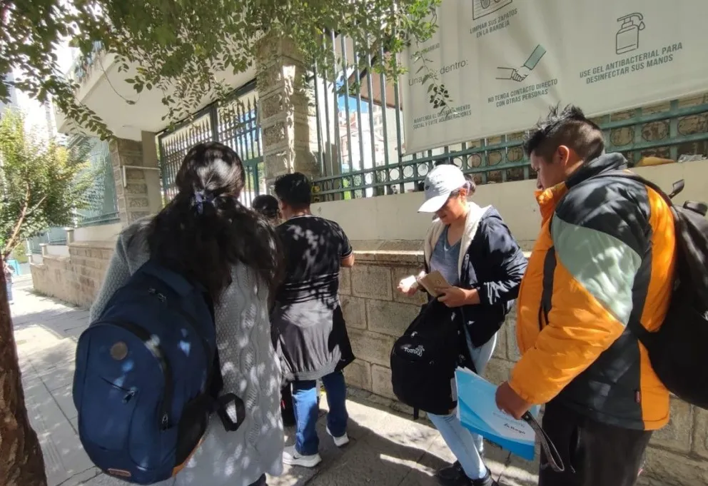 Decenas de ciudadanos hacen fila diariamente para solicitar la renuncia a la militancia de las organizaciones políticas. Foto: Paulo Lizárraga / Visión 360