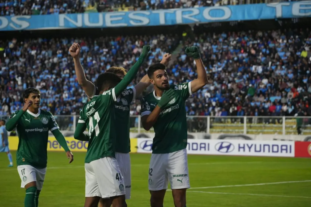 Los jugadores de Palmeiras festejan su primero gol en el Siles. Foto: APG.