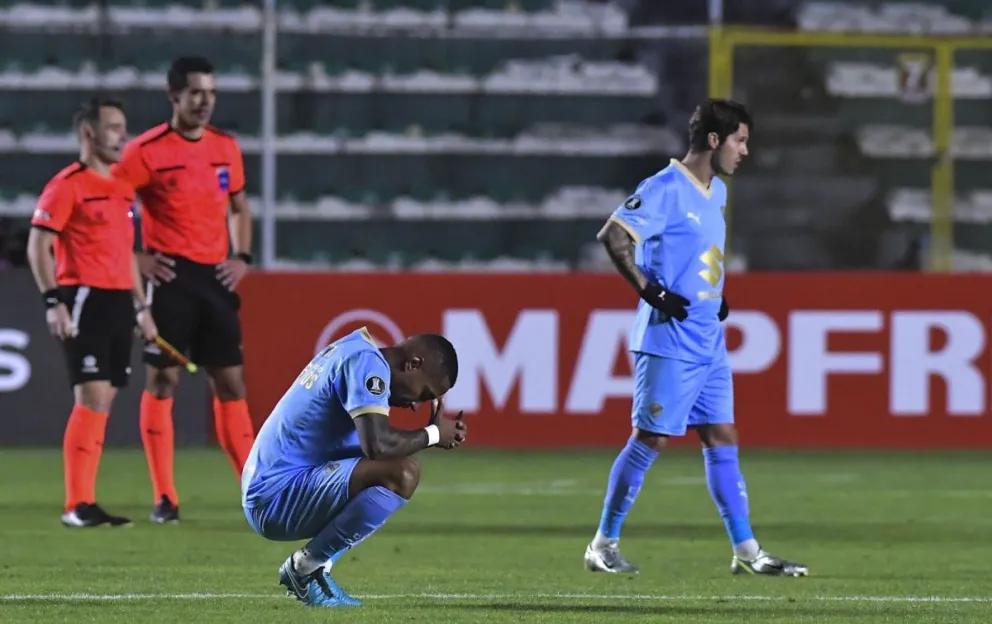 Quinteros (izq.) y Rodríguez se lamentan tras la caída ante Palmeiras. Foto: APG