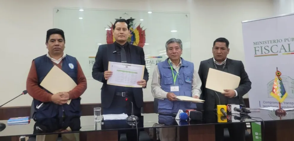 Fiscal departamental entrega la información.  Foto: Fiscalía Departamental de La Paz 
