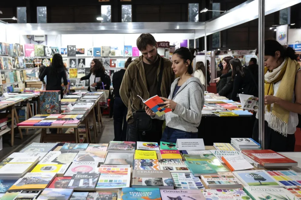 Personas visitan un pabellón durante la inauguración de la 49 Feria Internacional del Libro, este jueves en Buenos Aires (Argentina). Foto: EFE