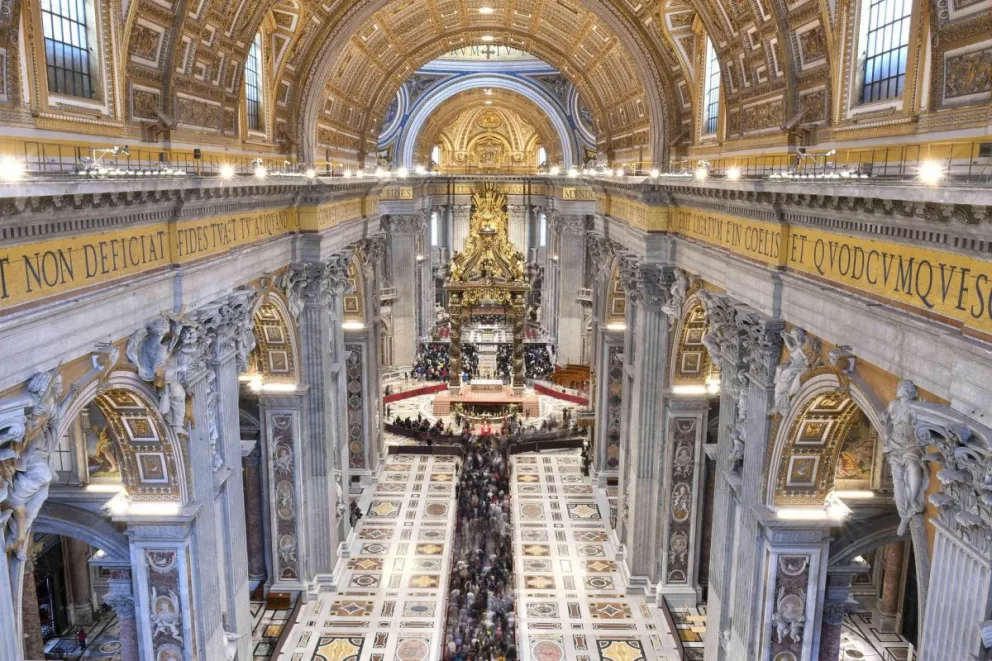 Numerosas personas rinden homenaje al fallecido papa Francisco en la capilla ardiente en la Basílica de San Pedro, en la Ciudad del Vaticano, el 24 de abril de 2025. Foto: EFE