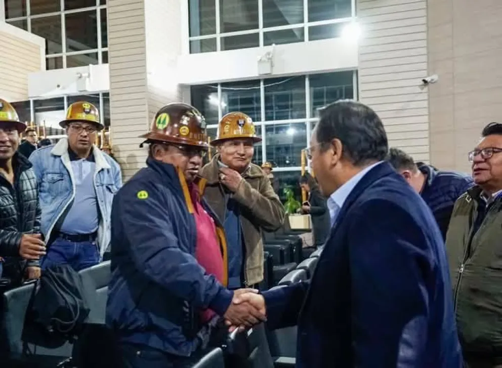 Arce con un dirigente minero, tras la negociación. Foto: Aygün Digital