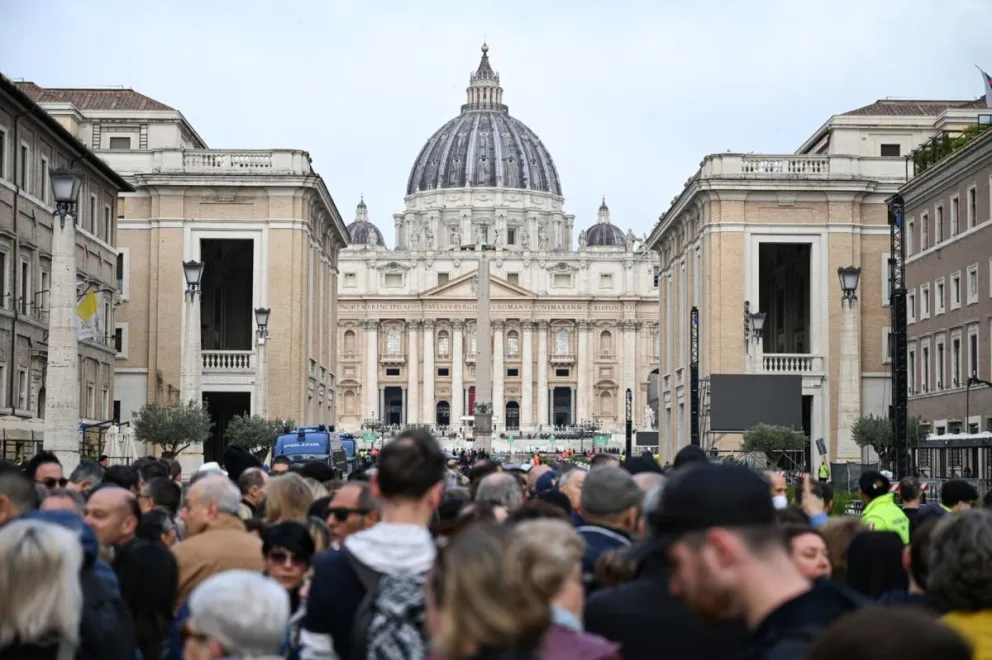 Unas 150.000 personas han pasado ante el féretro del papa Francisco en la basílica vaticana para despedirle, durante los últimos tres días y hasta el mediodía de este viernes, víspera de su funeral. Foto: EFE 