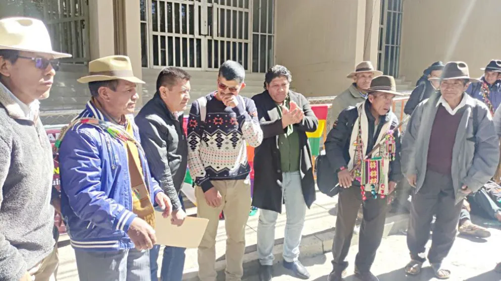 Integrantes del Conniob, Cidob y Qhara Qharas, en vigilia en el TCP, este jueves en Sucre. Foto: Correo del Sur