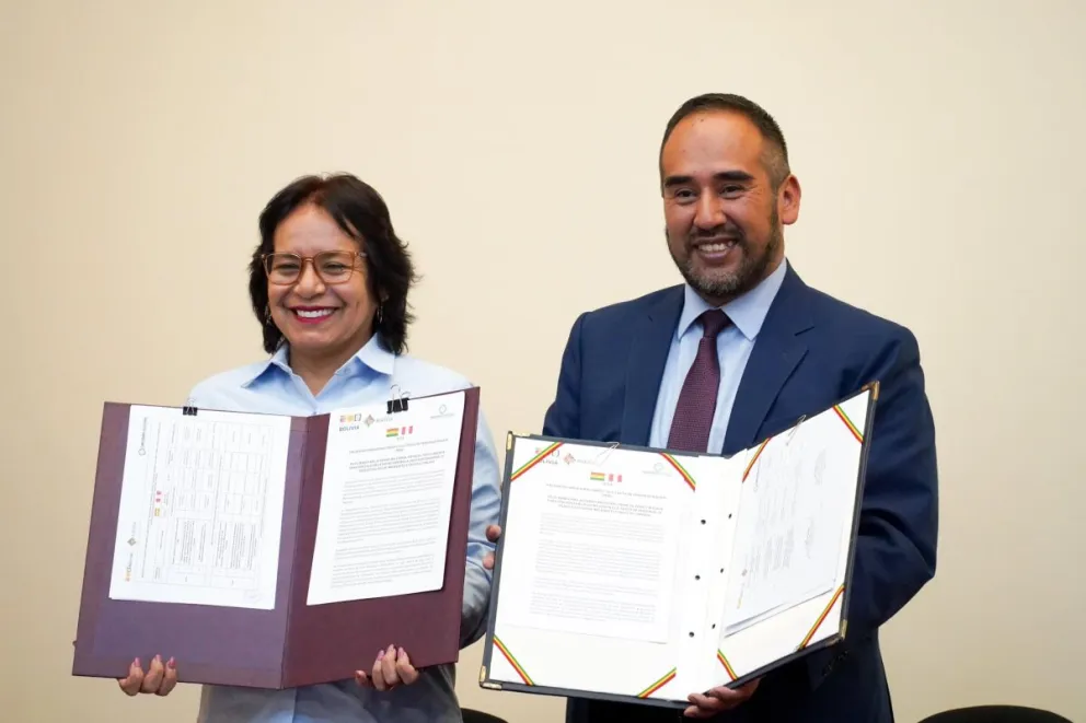 Autoridades de ambos países con el documento. Foto: Cancillería