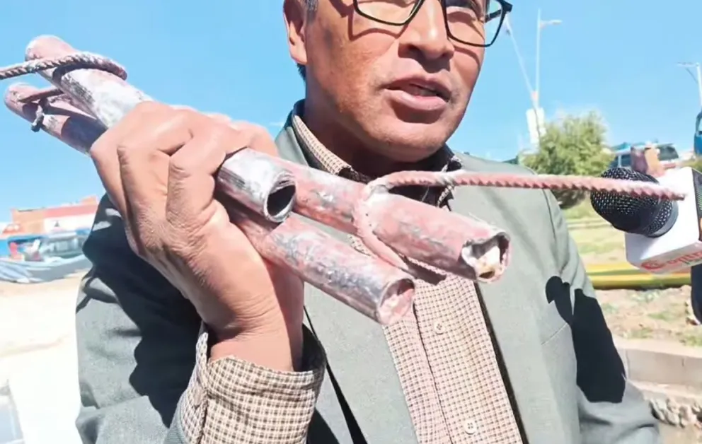 El Concejal Alfonso Gutiérrez muestra el material usado para la construcción de una avenida en Viacha. Foto: Viacha Canal 38 HD