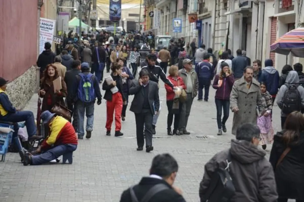 Ciudadanos caminan por la calle comercio de La Paz. Foto: ABI