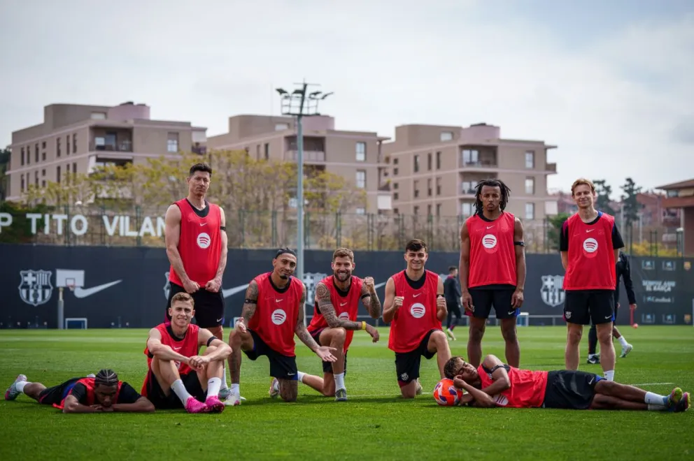El plantel azulgrana luego de una práctica. Foto: Barcelona.