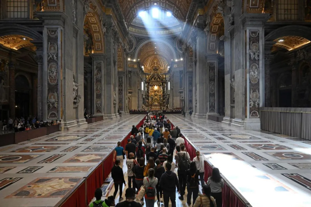 Fieles entran en la Basílica de San Pedro para despedir al papa Francisco. Foto: EFE