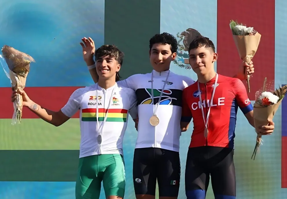 Sánchez (izq.), en el podio de premiación de su categoría. Foto: FCU.