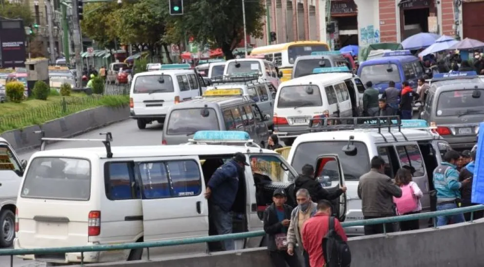 Minibuses en el centro de la ciudad de La Paz. Foto: APG
