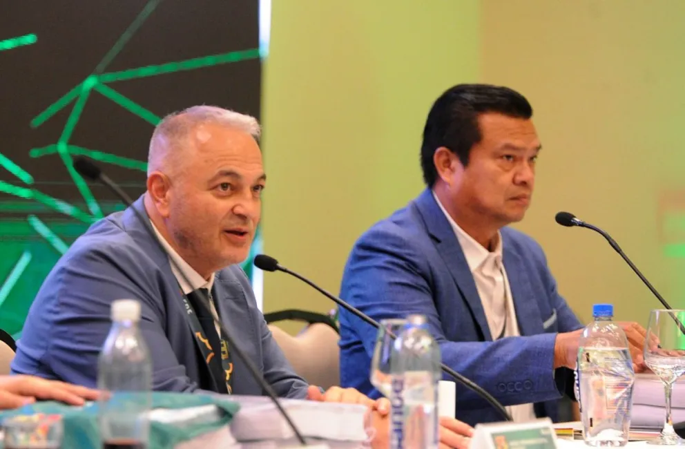 Costa (izq.) durante el 58° Congreso Ordinario de la FBF. Foto: APG.