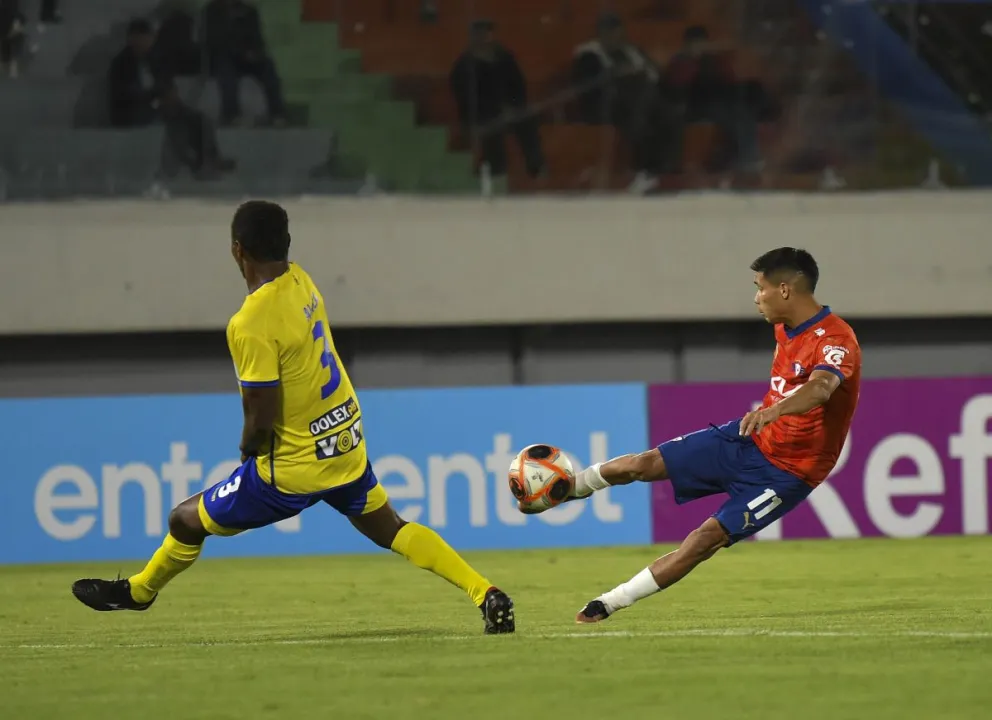 Incidencia de un partido anterior entre Wilstermann (de rojo) y ABB en Cochabamba. Foto: APG.