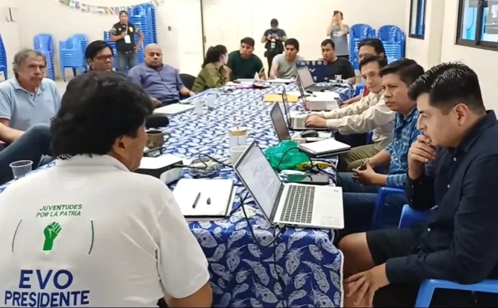El expresidente Evo Morales se reúne con su equipo económico en Lauca Ñ. Foto: captura radio Kawsachun Coca.