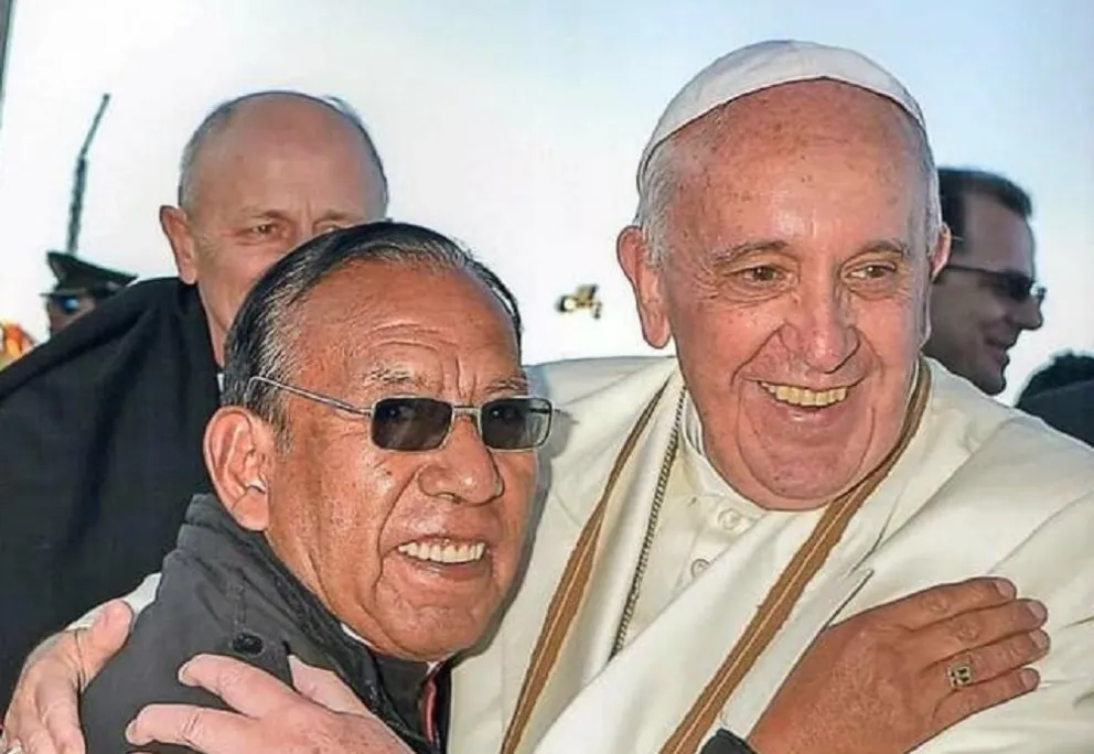 El cardenal Toribio Porco y el papa Francisco. Foto: DTV