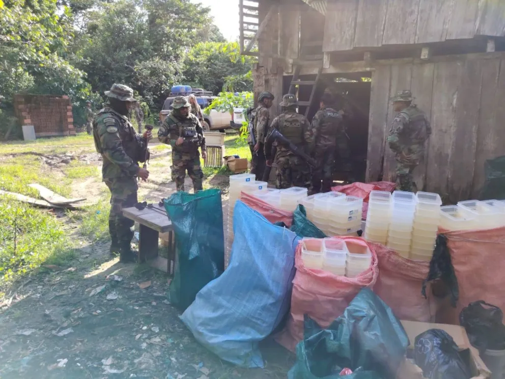 Los efectivos de Umopar, junto a los recipientes para fabricación de droga. Foto: Eduardo Del Castillo (Facebook)