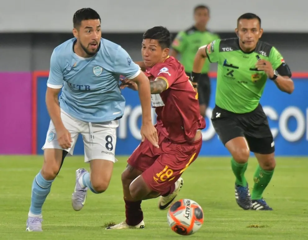 Rodrigo Ramallo (der.), jugador de Aurora, se saca la marca de Ricardo Orihuela. Foto: Agencia Marka Registrada