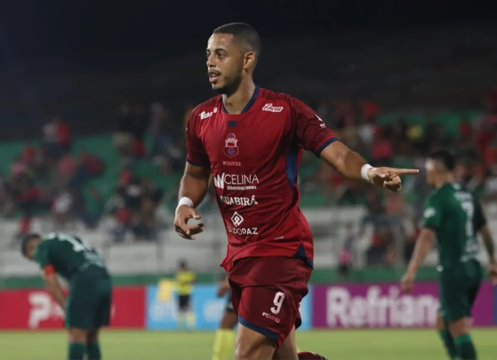 El brasileño Fellipe Veloso inicia el festejo tras marcar el tanto del triunfo de Guabirá. Foto: Agencia Marka Registrada