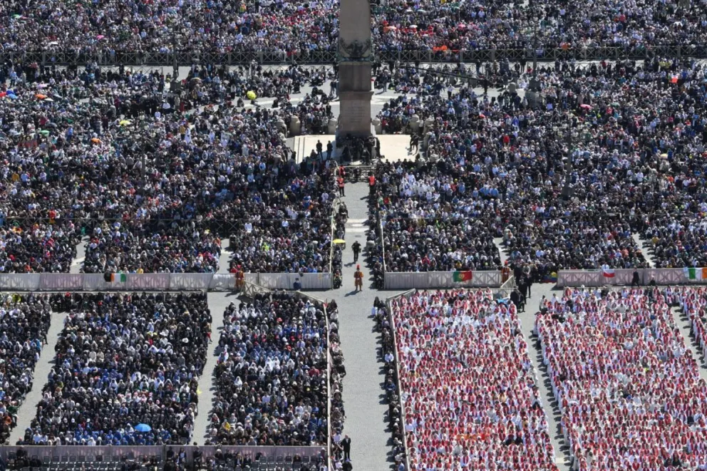Una vista aérea muestra a los fieles asistiendo a la misa funeral del papa Francisco en la Plaza de San Pedro, en la Ciudad del Vaticano, el 26 de abril de 2025. Foto: EFE