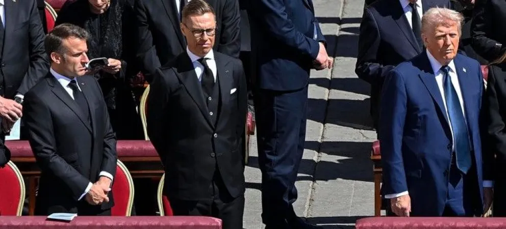 El presidente francés, Emmanuel Macron, el finlandes Alexander Stubb y el estadounidense Donald Trump en el funeral por el papa Francisco. Foto: EFE