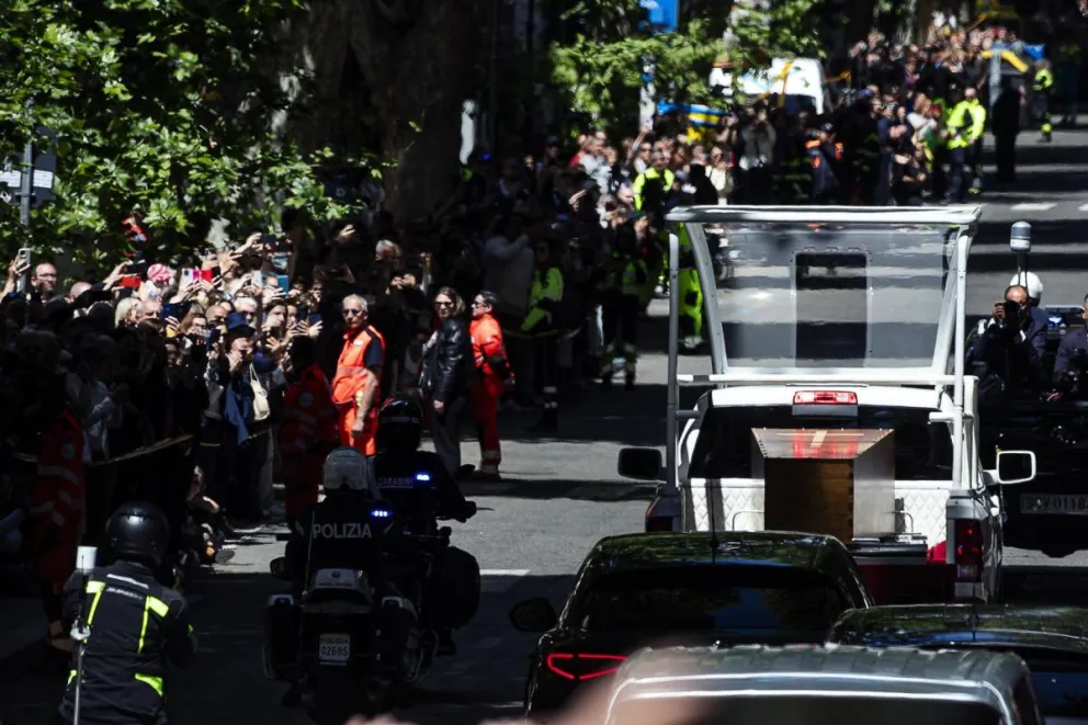 El vehículo con el féretro del papa Francisco por las calles de Roma. Foto: EFE