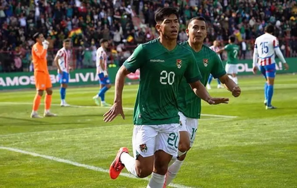 Ervin Vaca y Roberto Fernández celebran el gol que el primero le anotó en noviembre a Paraguay. Foto: Archivo digital