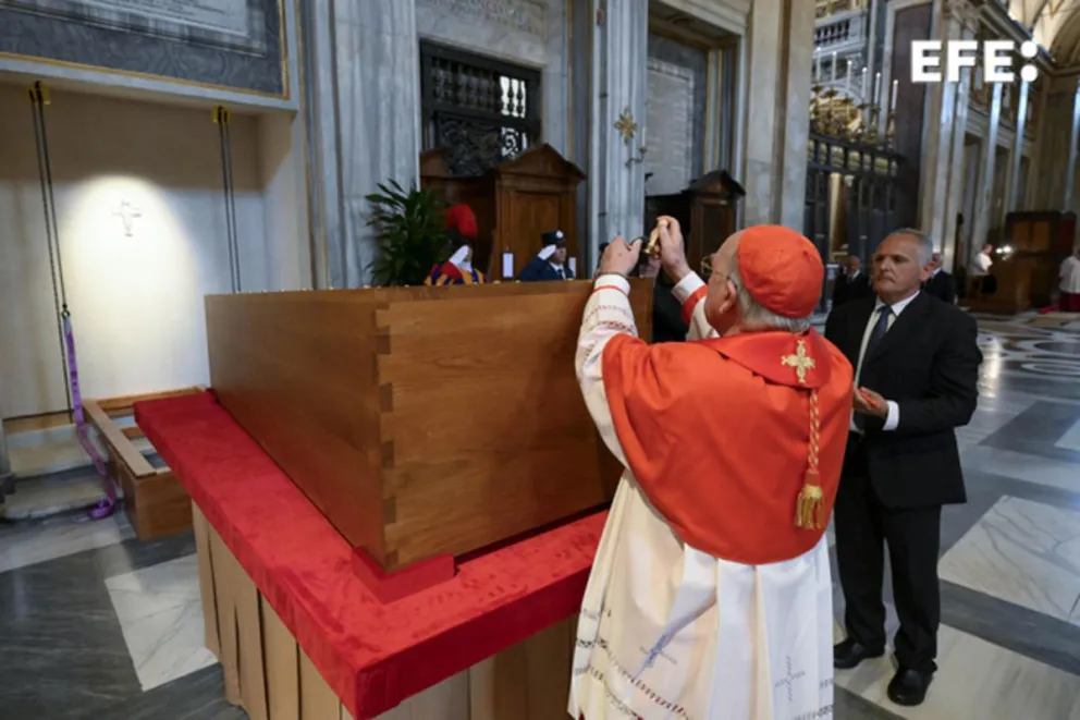 El entierro del papa Francisco en la basílica de Santa María la Mayor se produjo ante el cardenal camarlengo, Kevin Joseph Farrel, y los familiares del pontífice tras el funeral celebrado en la plaza de San Pedro ante 250.000 personas. Foto: EFE