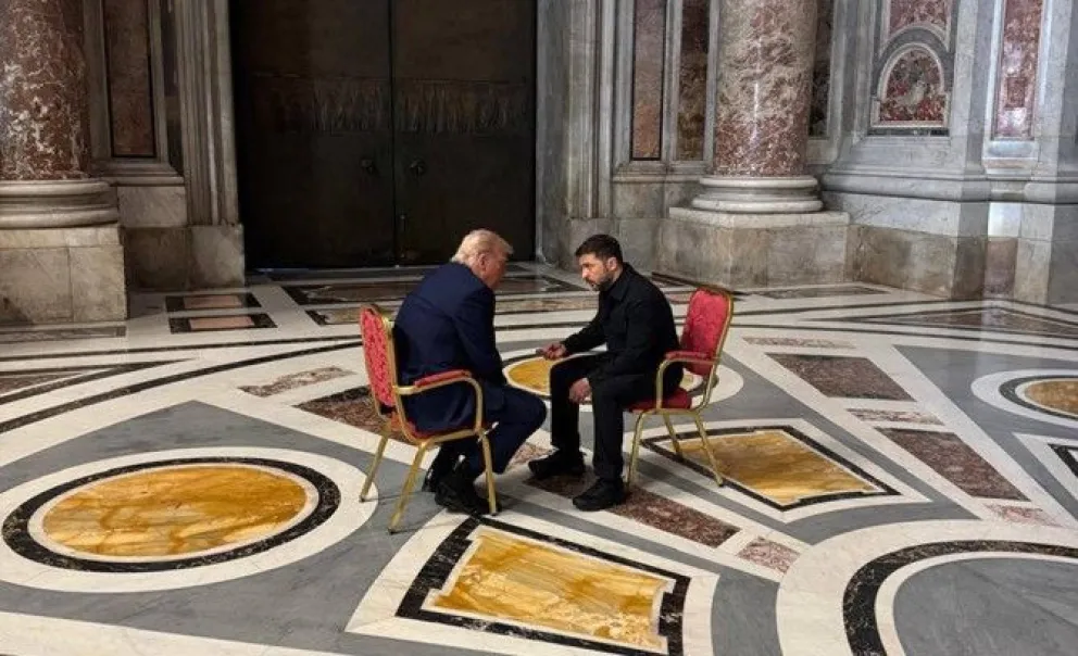 El jefe de la oficina presidencial ucraniana, Andriy Yermak, ha publicado en su cuenta de X una fotografía de Trump y Zelenski sentados cara a cara. Foto: EFE