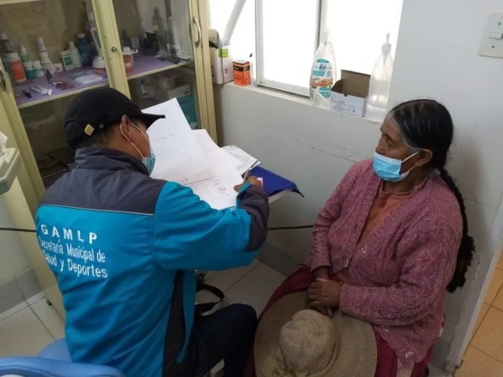 Una mujer es atendida por personal municipal de salud. Foto: AMUN