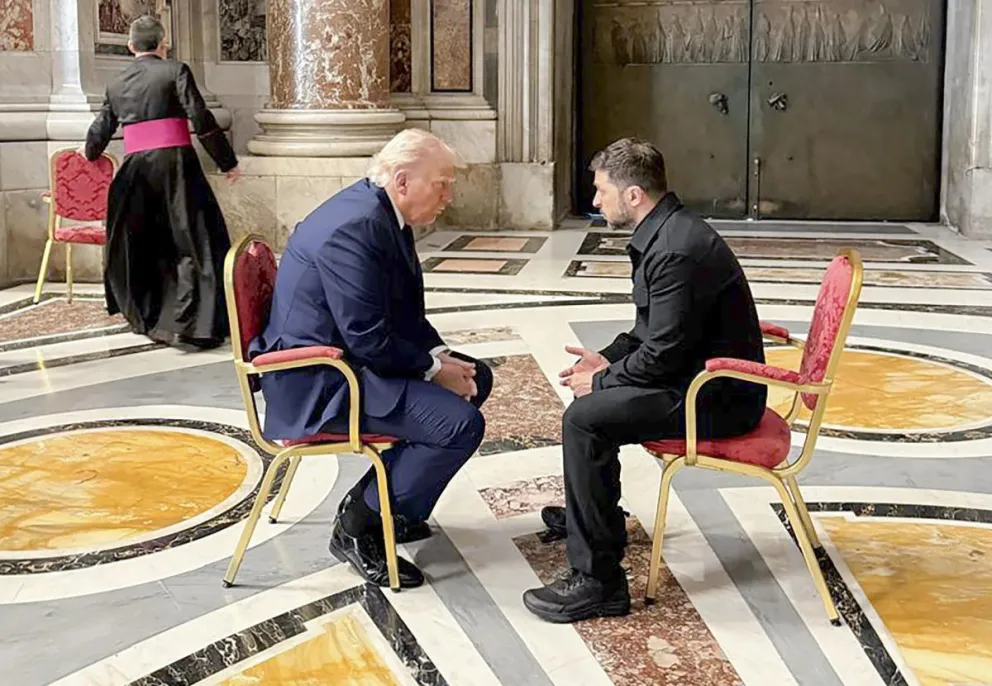 El presidente ucraniano, Volodymyr Zelensky (d), reuniéndose con el presidente de EEUU, Donald Trump (i), en la Catedral de San Pedro antes de la misa fúnebre del Papa Francisco en la Plaza de San Pedro en la Ciudad del Vaticano. Foto: EFE