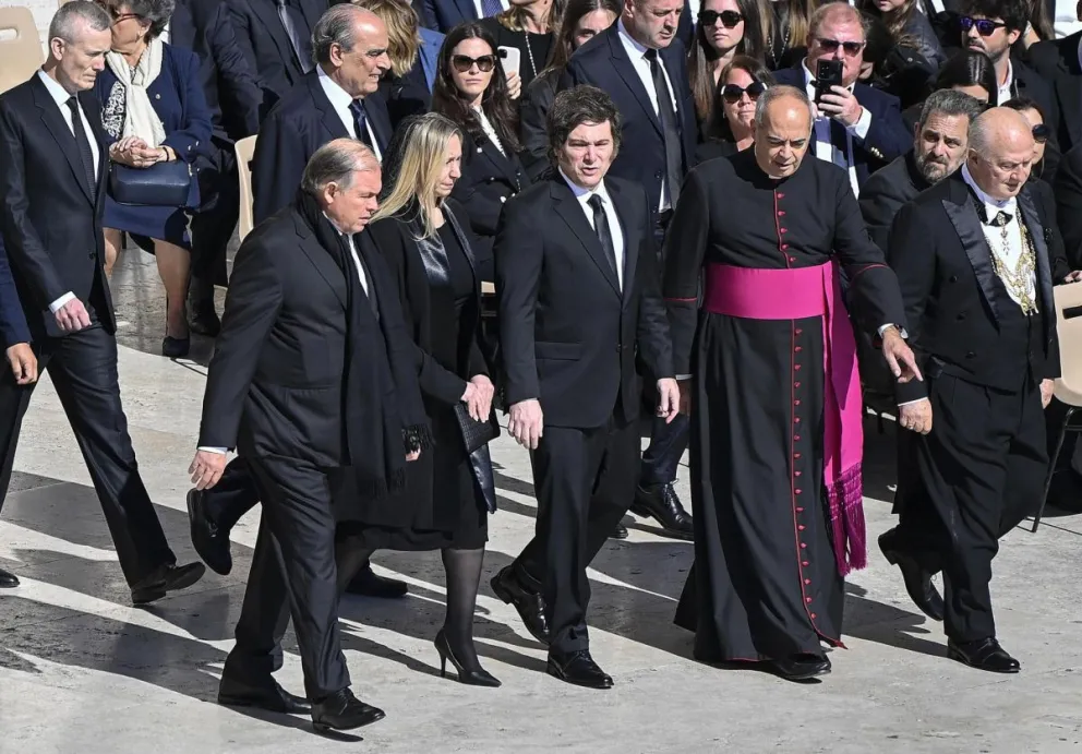 El presidente argentino, Javier Milei, y su hermana, Karina Milei, llegan para la misa fúnebre del Papa Francisco en la Plaza de San Pedro en la Ciudad del Vaticano. Foto: EFE