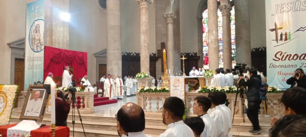 La misa en la catedral de La Paz, donde se rindió este sábado un homenaje póstumo al papa Francisco. FOTO: CTV