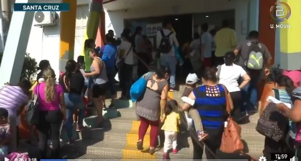Imagen pasada del Hospital de Niños de Santa Cruz con gran afluencia de padres con sus hijos luego de un paro médico. Foto ABI