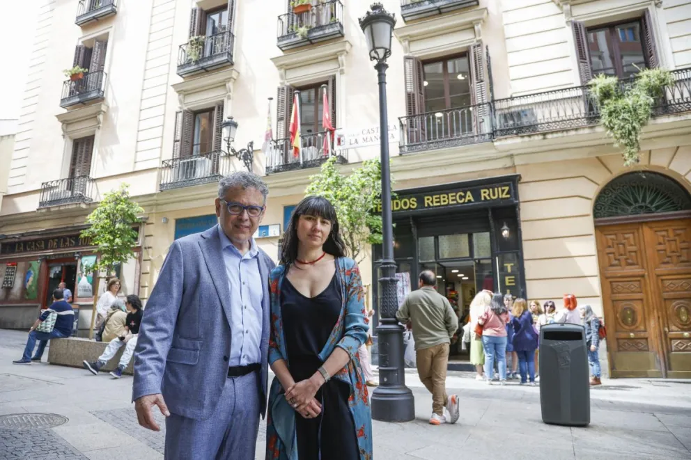 Los creadores de la serie, José Rivera y Natalia Santa, durante una entrevista previa a la XII edición de los Premios Platino de cine iberoamericano, cuya gala se celebra mañana, 27 de abril, en Madrid. Foto: EFE