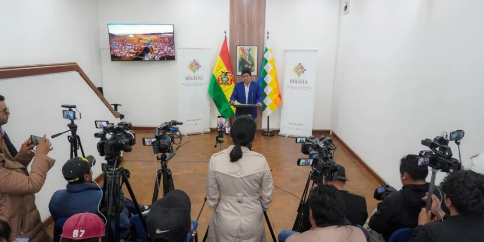 El ministro de Obras Públicas, Edgar Montaño, explica las características del proyecto vial. Foto: Obras Públicas.