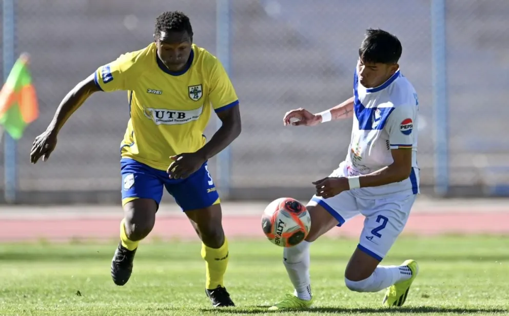 Alaca (izq.), de ABB, intenta superar la marca de Ramallo en el partido en Oruro. Foto: Agencia Marka Registrada. 