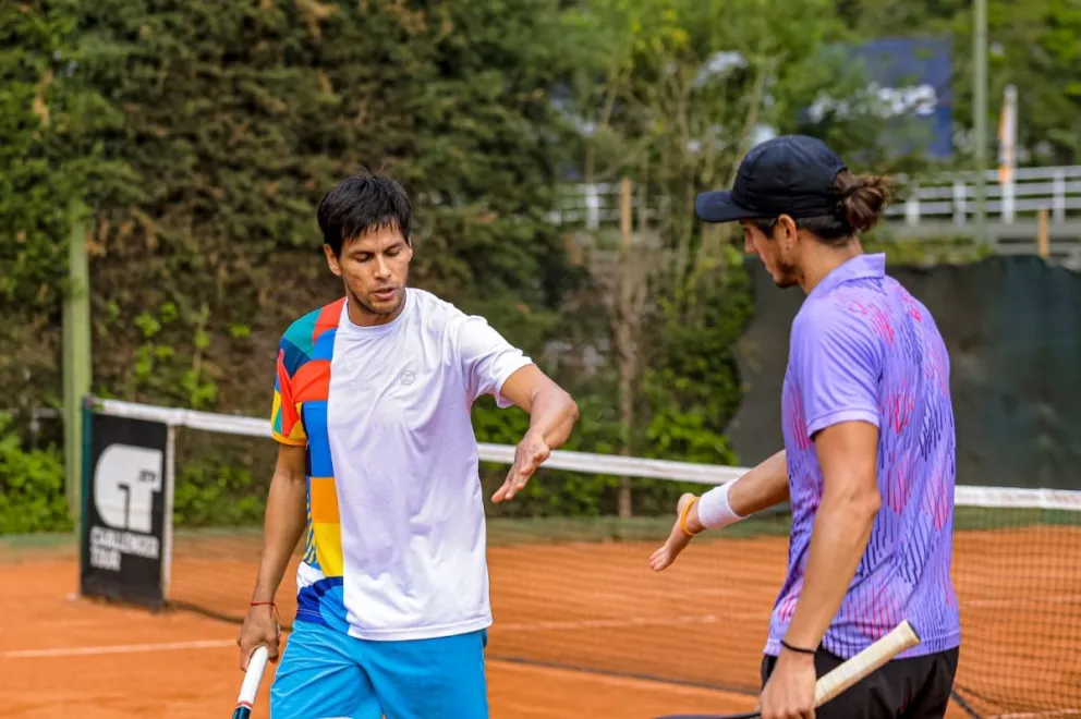 Zeballos (izq.) y Huertas del Pino celebran un punto. Foto: Prensa AAT