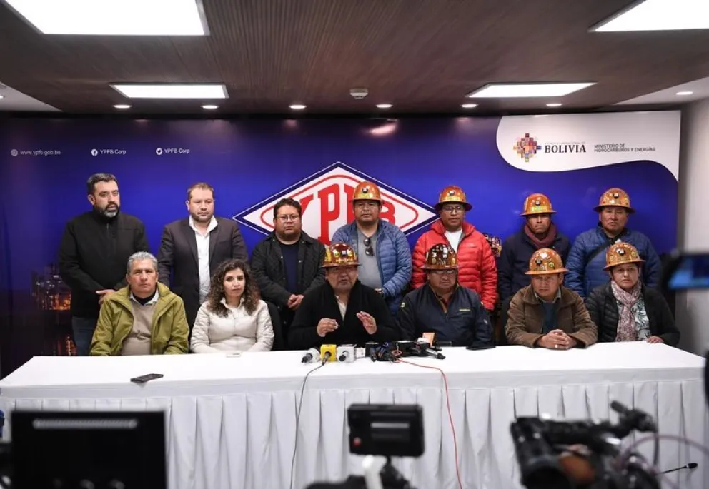 Autoridades explican el acuerdo alcanzado con las cooperativas mineras. Foto ABI