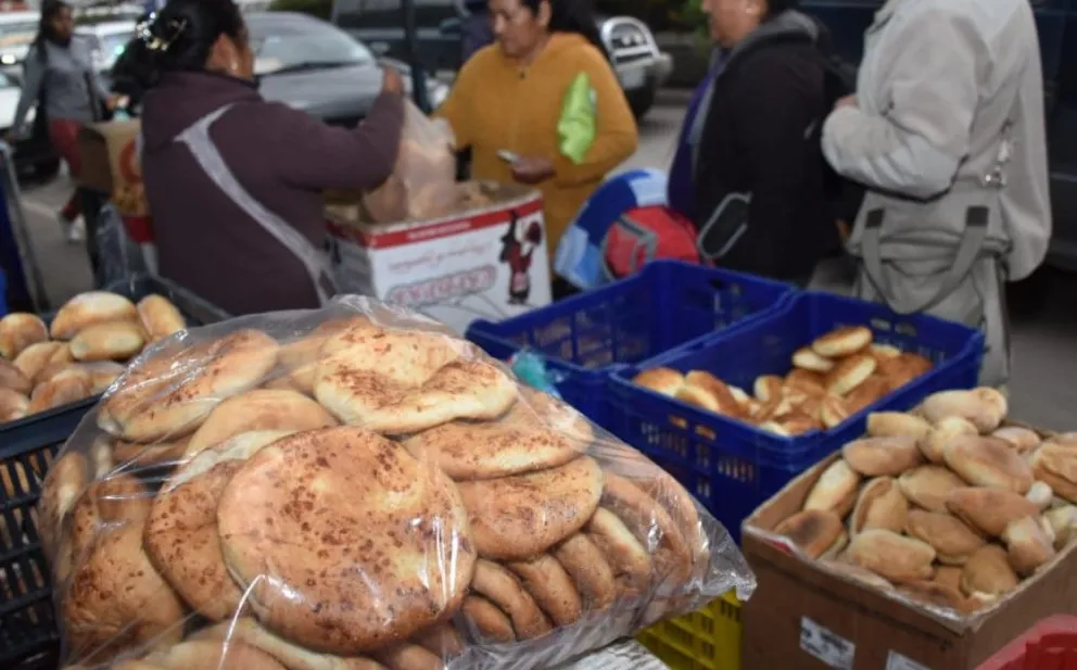 Un foto referencial de un punto de venta de panes en un mercado de Cochabamba. FOTO: Opinión
