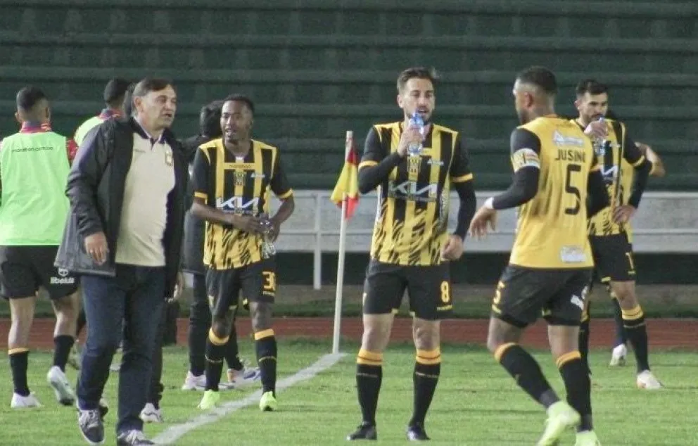 Carlos Bustos (izq.) da instrucciones a sus dirigidos en el partido en Sucre. Foto: APG.