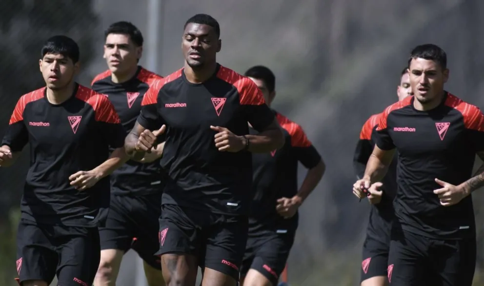 Jugadores del “millonario” en una práctica antes de viajar a Cochabamba. Foto: Always Ready.