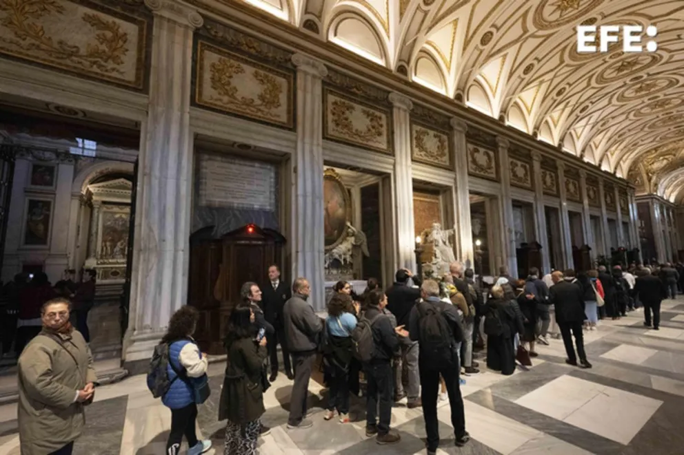 Cientos de fieles visitan la tumba del papa Francisco en la basílica de Santa María la Mayor de Roma que abre sus puertas este domingo a primera hora. Foto: EFE