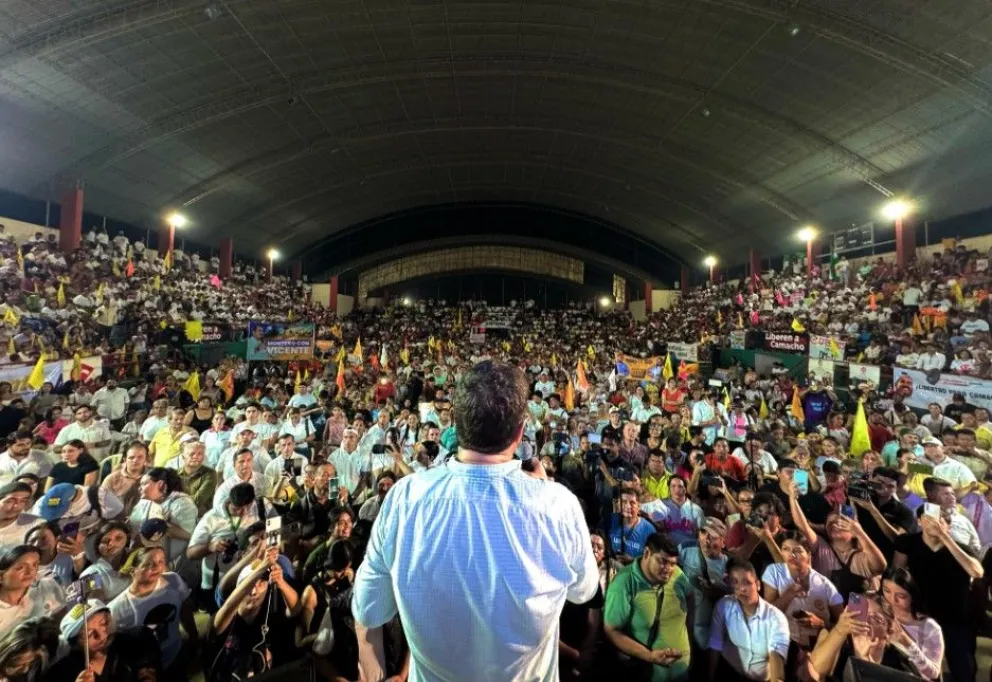 El candidato Samuel Doria Medina da su discurso en Montero, donde también asistieron líderes de Creemos y Cambio 25. Foto: Prensa Doria Medina