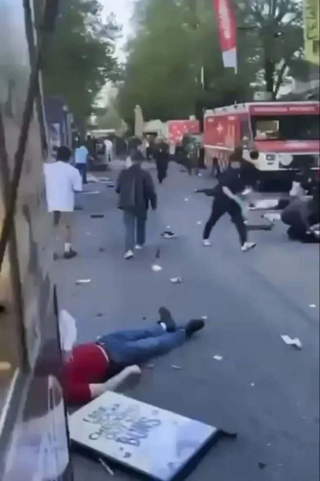 Captura de video que muestra el momento después de un atropello masivo contra una multitud que asistía a un festival callejero en la ciudad de Vancouver. Foto: EFE