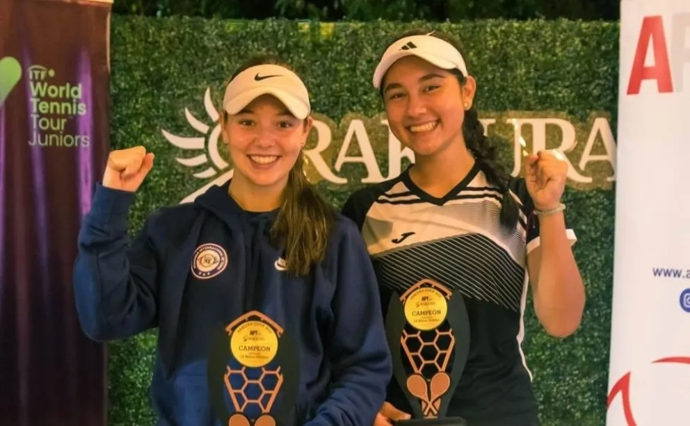 Sumoya (der.) y Marcos con sus trofeos de campeonas. Foto: Valery Sumoya.